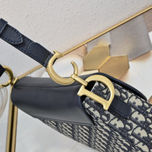 Load image into Gallery viewer, DR557 Medium Soft Saddle Bag with Strap / 9.5x8x3inches