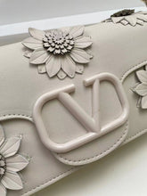 Load image into Gallery viewer, VLTN083 LOCÒ SHOULDER BAG WITH APPLIQUE FLOWERS / W10.6xH5.1xD2.3 in