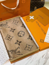 Load image into Gallery viewer, CLTH024 94%wool,4% Pure Silk,3%Dacron175x30x30cm