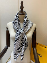 Load image into Gallery viewer, CLTH153 100% Silk 90x90cm