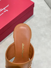 Load image into Gallery viewer, SE542 Size5-9 Heels:5.5cm Material: Sheep skin Lining: Sheep skin Sole: Italian leather