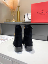 Load image into Gallery viewer, SE616 Size 5-10 Heels:4cm Material: Suede Lining: Sheep skin Sole: Rubber