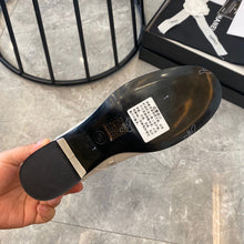 Load image into Gallery viewer, SE620 Size 5-9 Material: Cowhide Lining: Sheep skin Sole: Italian leather