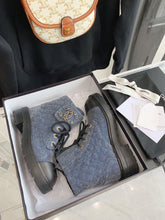 Load image into Gallery viewer, SE626 Size 5-9 Material: Cowhide Lining: Sheep skin Sole: Rubber