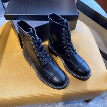 Load image into Gallery viewer, SE635 Size 5-10 Material: Cowhide Lining: Sheep skin Sole: Rubber