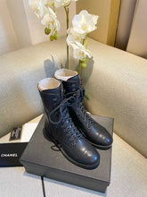 Load image into Gallery viewer, SE650 Size 5-9 Material: Cowhide Lining: Sheep skin Sole: Italian leather