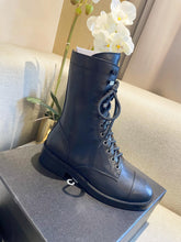 Load image into Gallery viewer, SE650 Size 5-9 Material: Cowhide Lining: Sheep skin Sole: Italian leather