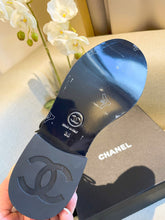 Load image into Gallery viewer, SE650 Size 5-9 Material: Cowhide Lining: Sheep skin Sole: Italian leather