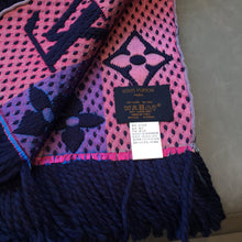 Load image into Gallery viewer, CLTH186 94%wool, 6% Pure Silk 174x30cm