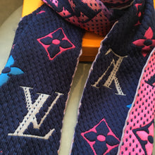 Load image into Gallery viewer, CLTH186 94%wool, 6% Pure Silk 174x30cm