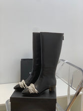 Load image into Gallery viewer, SE705 Size 5-9 Heels:4cm Shaft measures approximately 14.6” from arch Material: Cowhide Lining: Sheepskin Sole: Italian leather