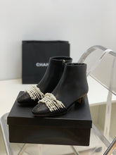 Load image into Gallery viewer, SE706 Size 5-9 Heels:4cm Shaft measures approximately 4.7” from arch Material: Cowhide Lining: Sheepskin Sole: Italian leather