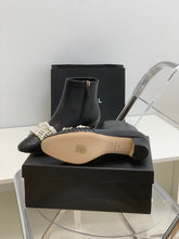 Load image into Gallery viewer, SE706 Size 5-9 Heels:4cm Shaft measures approximately 4.7” from arch Material: Cowhide Lining: Sheepskin Sole: Italian leather