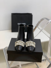 Load image into Gallery viewer, SE706 Size 5-9 Heels:4cm Shaft measures approximately 4.7” from arch Material: Cowhide Lining: Sheepskin Sole: Italian leather