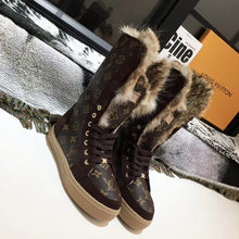 Load image into Gallery viewer, SE744 Size 4-12 Material: Cowhide Lining: Rabbit Fur Sole: Rubber