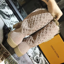 Load image into Gallery viewer, SE745 Size 4-12 Material: Cowhide Lining: Rabbit Fur Sole: Rubber