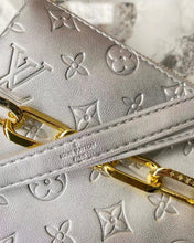 Load image into Gallery viewer, LB689 Coussin BB / 8.3 x 6.3 x 2.8 inches