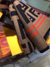 Load image into Gallery viewer, CLTH002 140x140cm 95%Wool,5%Silk