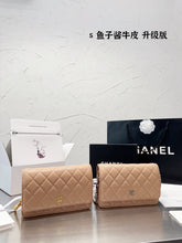 Load image into Gallery viewer, CC697 Classic Wallet on Chain / 4.8 × 7.5 × 1.4 in