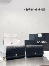 Load image into Gallery viewer, CC697 Classic Wallet on Chain / 4.8 × 7.5 × 1.4 in