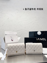 Load image into Gallery viewer, CC697 Classic Wallet on Chain / 4.8 × 7.5 × 1.4 in