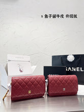 Load image into Gallery viewer, CC697 Classic Wallet on Chain / 4.8 × 7.5 × 1.4 in