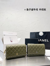 Load image into Gallery viewer, CC697 Classic Wallet on Chain / 4.8 × 7.5 × 1.4 in