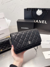 Load image into Gallery viewer, CC697 Classic Wallet on Chain / 4.8 × 7.5 × 1.4 in