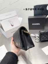 Load image into Gallery viewer, CC697 Classic Wallet on Chain / 4.8 × 7.5 × 1.4 in