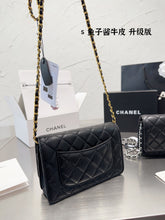 Load image into Gallery viewer, CC697 Classic Wallet on Chain / 4.8 × 7.5 × 1.4 in