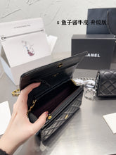 Load image into Gallery viewer, CC697 Classic Wallet on Chain / 4.8 × 7.5 × 1.4 in