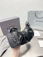 Load image into Gallery viewer, BCG045 Women's Le Cagole Xs Shoulder Bag / L10,2 x H6,3 x W2,7 inch