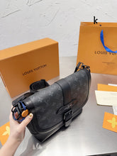 Load image into Gallery viewer, MBG042 Saumur Messenger PM / 9.4x8.6inch