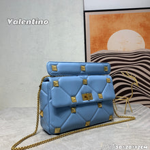 Load image into Gallery viewer, VLTN071 LARGE ROMAN STUD THE SHOULDER BAG IN NAPPA WITH CHAIN
