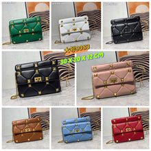 Load image into Gallery viewer, VLTN071 LARGE ROMAN STUD THE SHOULDER BAG IN NAPPA WITH CHAIN