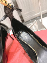 Load image into Gallery viewer, SE1003 VALENTINO GARAVANI TAN-GO PATENT LEATHER PUMP 75MM