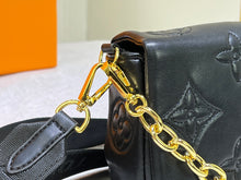 Load image into Gallery viewer, LB763 Wallet on Strap Bubblegram / 7.9 x 4.7 x 2.4 inches