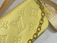 Load image into Gallery viewer, LB764 Wallet on Strap Bubblegram / 7.9 x 4.7 x 2.4 inches