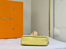 Load image into Gallery viewer, LB764 Wallet on Strap Bubblegram / 7.9 x 4.7 x 2.4 inches