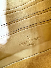 Load image into Gallery viewer, LB764 Wallet on Strap Bubblegram / 7.9 x 4.7 x 2.4 inches