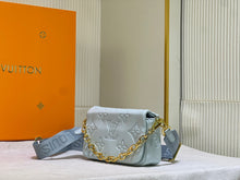 Load image into Gallery viewer, LB765 Wallet on Strap Bubblegram / 7.9 x 4.7 x 2.4 inches