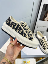 Load image into Gallery viewer, SE1049 DR Walk'n'Dior Platform Sneaker / Size4-11