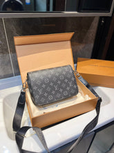 Load image into Gallery viewer, MBG043 Studio Messenger / 9.3 x 5.5 x 2 inches