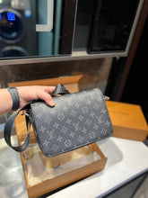 Load image into Gallery viewer, MBG043 Studio Messenger / 9.3 x 5.5 x 2 inches