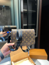 Load image into Gallery viewer, MBG043 Studio Messenger / 9.3 x 5.5 x 2 inches