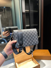 Load image into Gallery viewer, MBG043 Studio Messenger / 9.3 x 5.5 x 2 inches