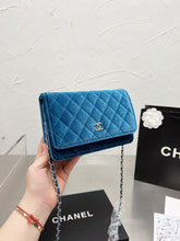 Load image into Gallery viewer, CC627 Classic Wallet on Chain / 4.8 × 7.5 × 1.4 in