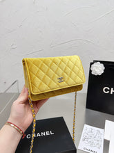 Load image into Gallery viewer, CC627 Classic Wallet on Chain / 4.8 × 7.5 × 1.4 in