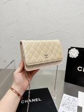Load image into Gallery viewer, CC627 Classic Wallet on Chain / 4.8 × 7.5 × 1.4 in