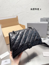 Load image into Gallery viewer, BCG040 Women's Crush Medium Chain Bag Quilted / L12,2 x H7,8 x W2,7 inch